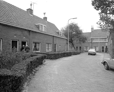 884003 Gezicht op het hofje aan de Wulpstraat (vrijwoningen van de Fundatie van Maria van Pallaes) te Utrecht, met ...